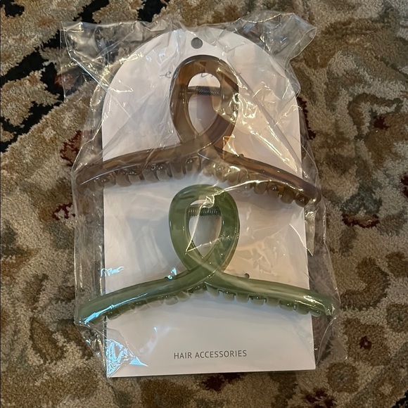 ettika Accessories - Ettika women hair clips NWT